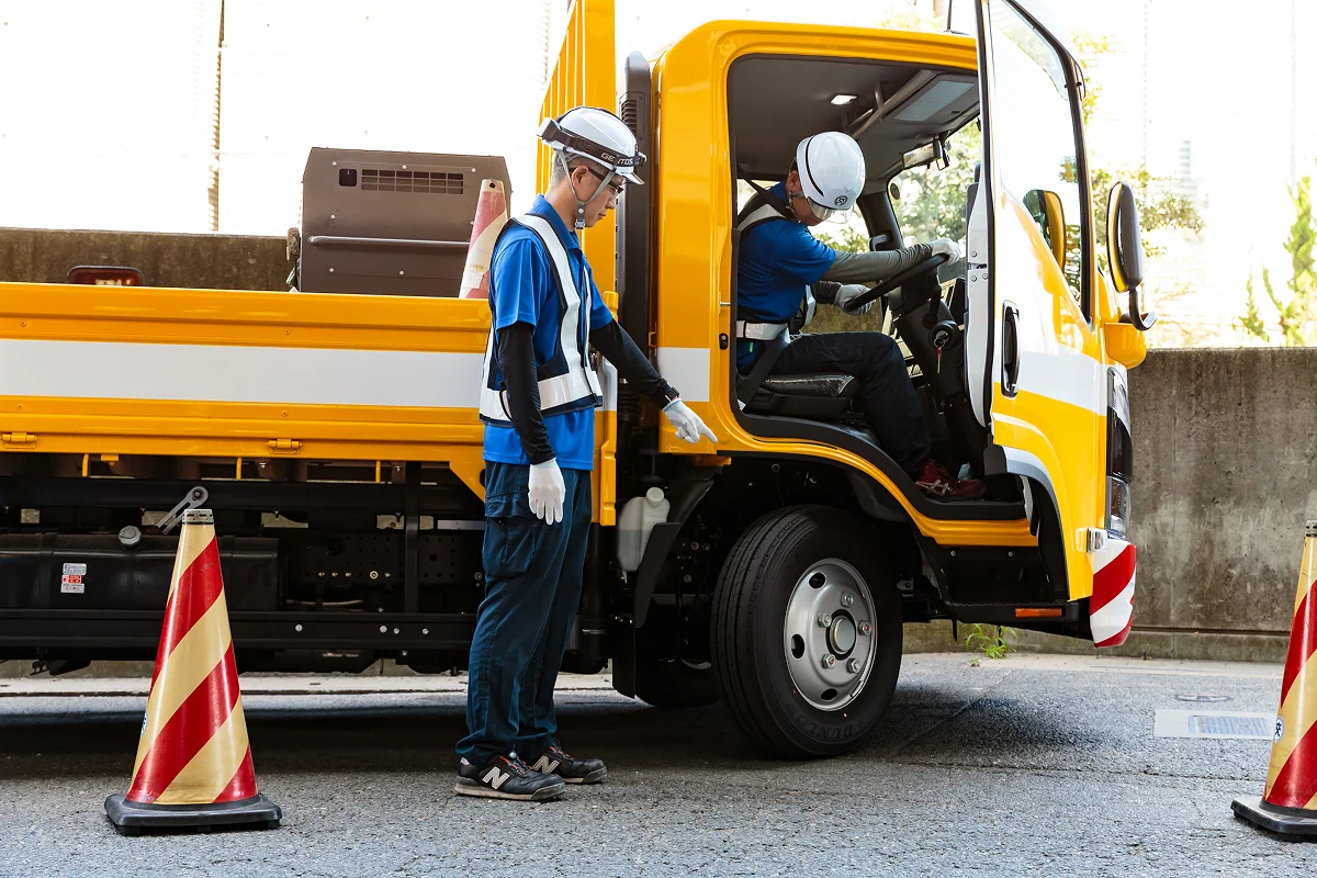 先輩が車両まわりの安全を指導