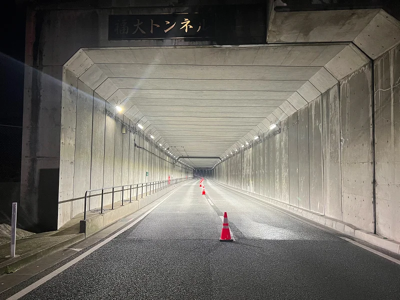 トンネル照明の夜間工事現場