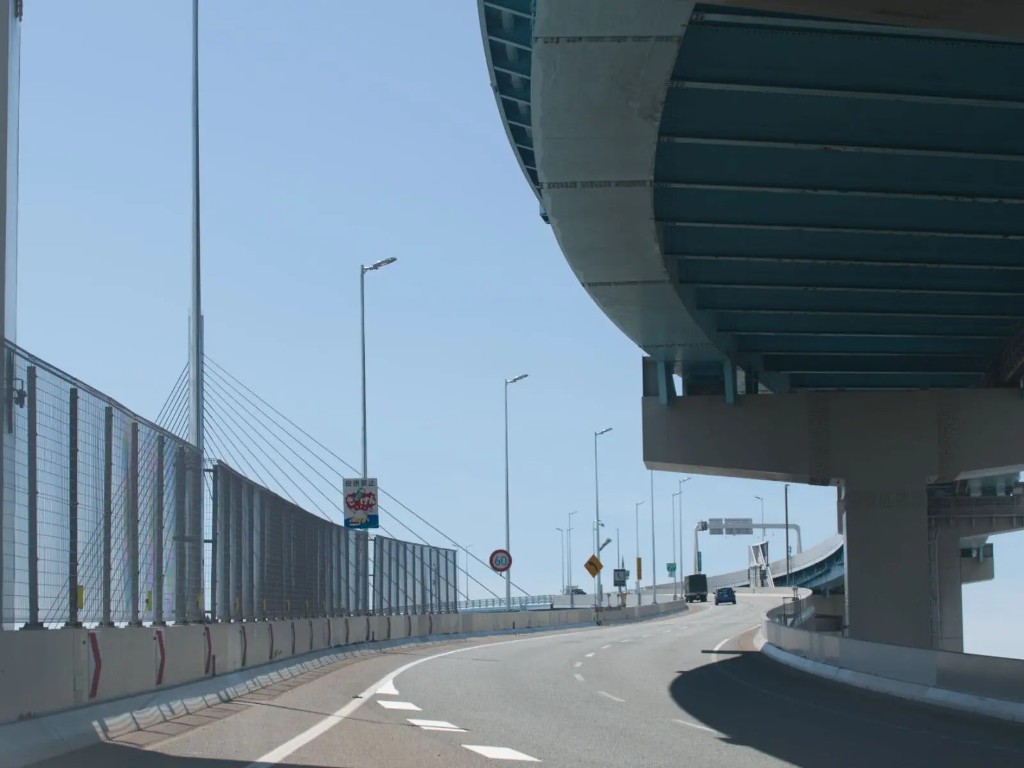 幹線道路沿いのLED道路照明灯