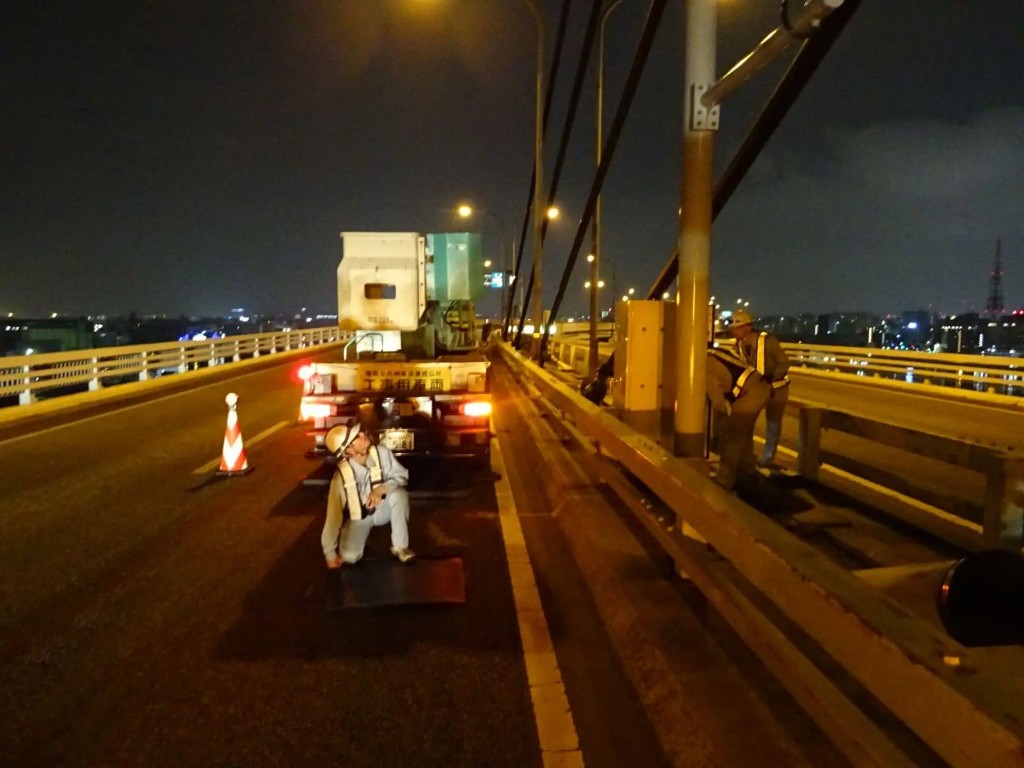 夜間の路側機器保守点検(気象・感知関連)
