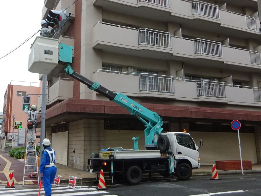 高所作業車による信号機・歩行者信号の保守