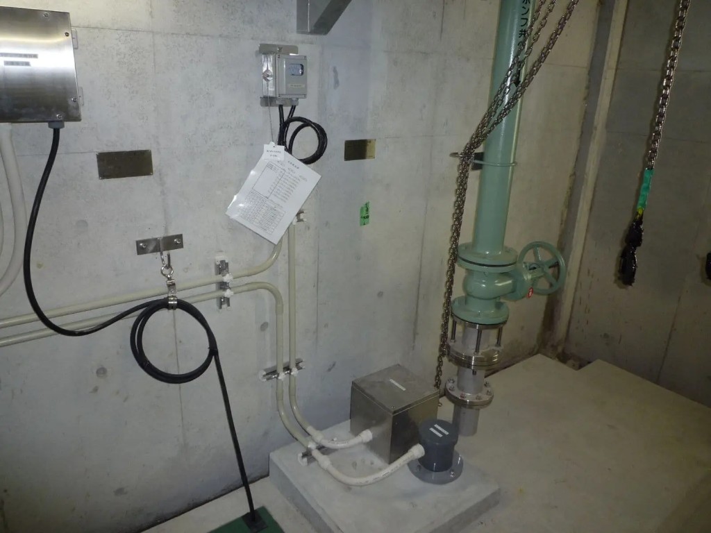 浄水場設備室の配管と制御盤・配線
