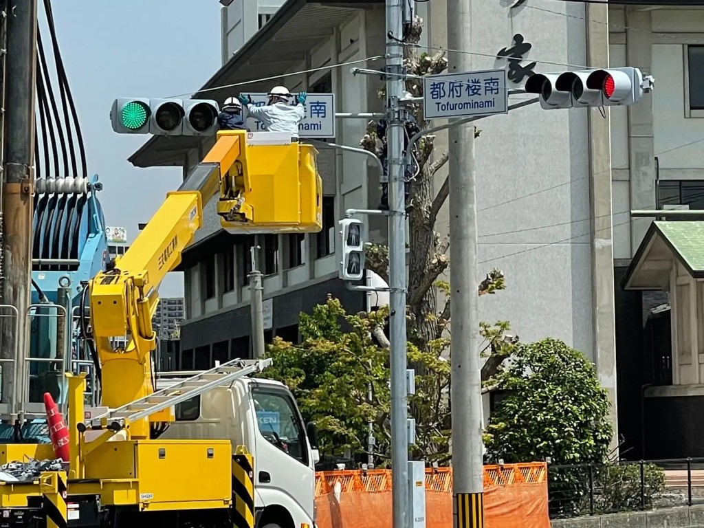 高所作業車による交通信号機の設置・更新工事