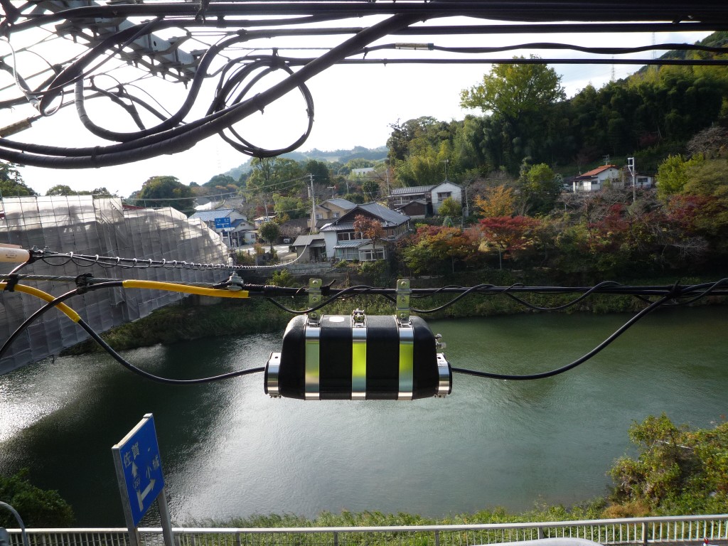 架空光ケーブル接続箱(架線上の融着接続)