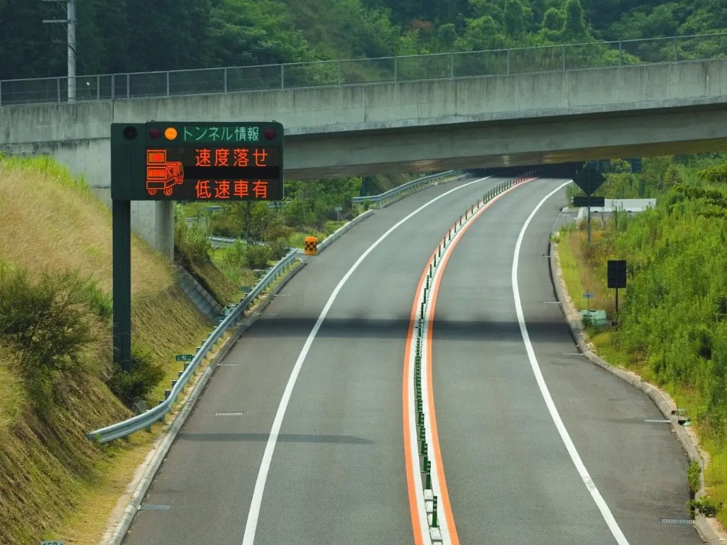 トンネル情報を表示する道路情報板(可変式)