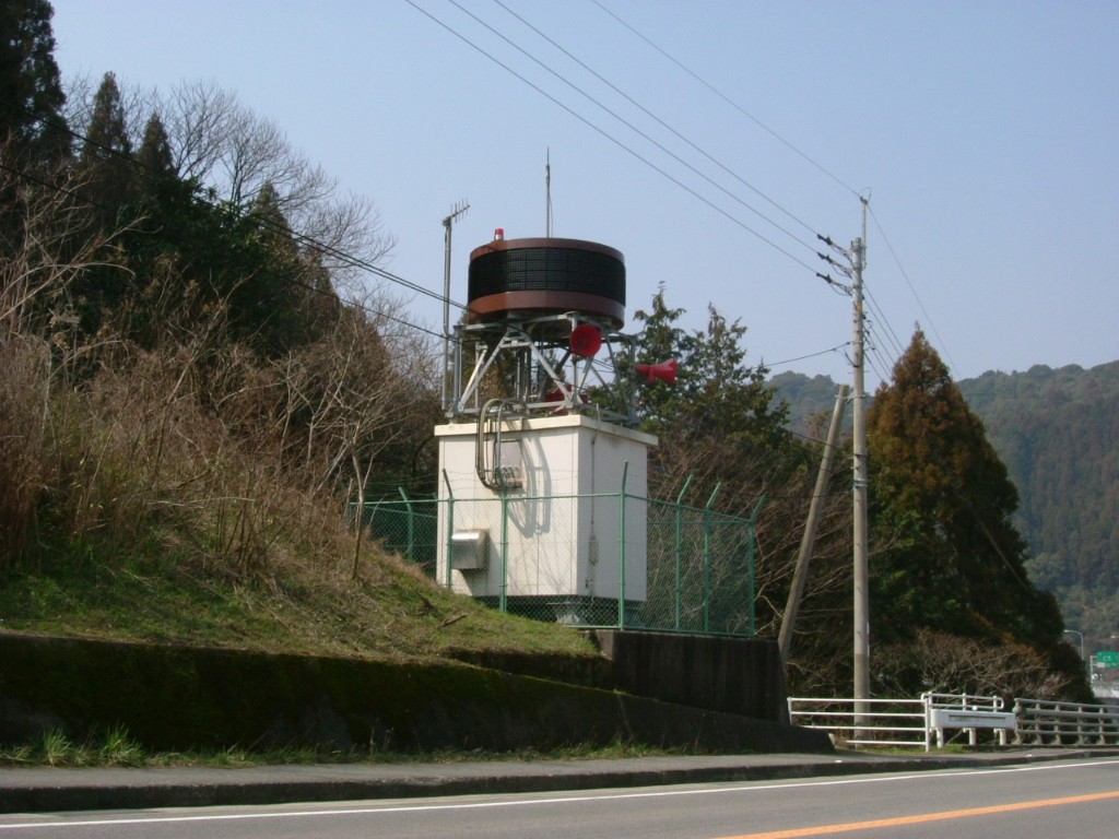 道路情報板と拡声器を設置した路側機器室
